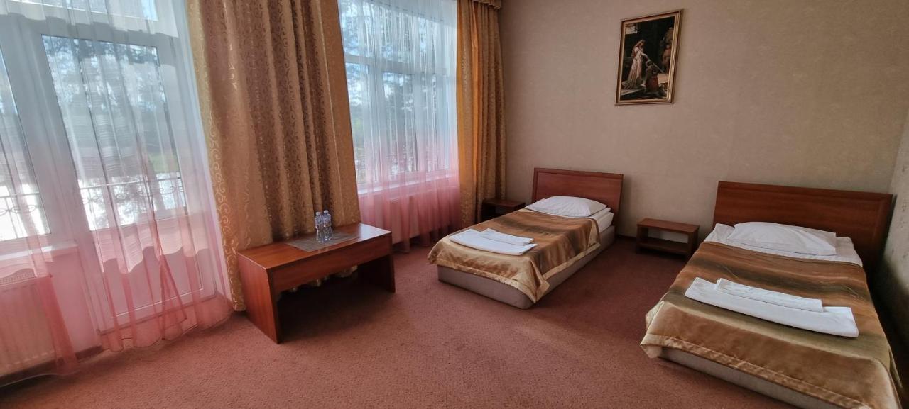 Готельно-Ресторанний Комплекс Три Бобри Lytovezh Экстерьер фото